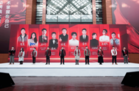 红旗HS6 PHEV万人交付从长春开启 带着“娘家礼”首批车主喜提爱车