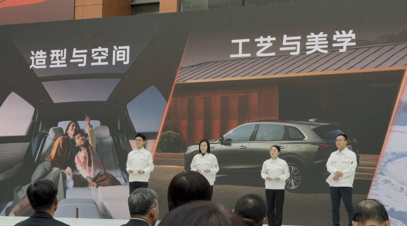 红旗HS6 PHEV万人交付从长春开启 带着“娘家礼”首批车主喜提爱车