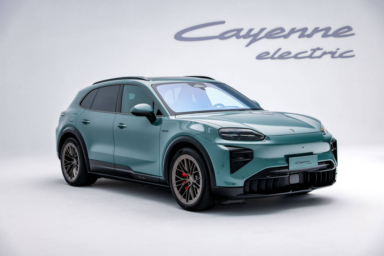 2026北京车展,保时捷Cayenne Turbo售价为111.80万元起,Cayenne Turbo Coupe价格为115.80万元起 03.jpg