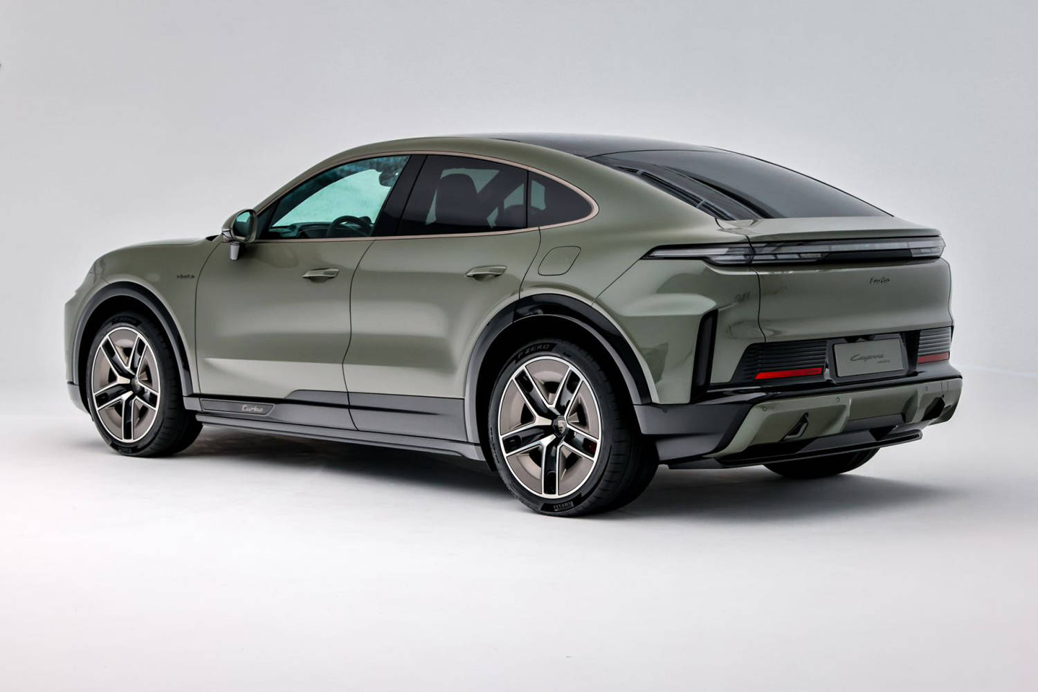 2026北京车展,保时捷Cayenne Turbo售价为111.80万元起,Cayenne Turbo Coupe价格为115.80万元起 02.jpg