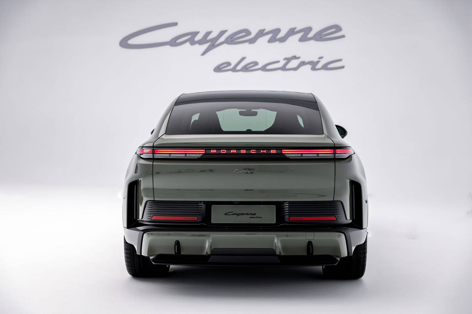2026北京车展,保时捷Cayenne Turbo售价为111.80万元起,Cayenne Turbo Coupe价格为115.80万元起 00.jpg