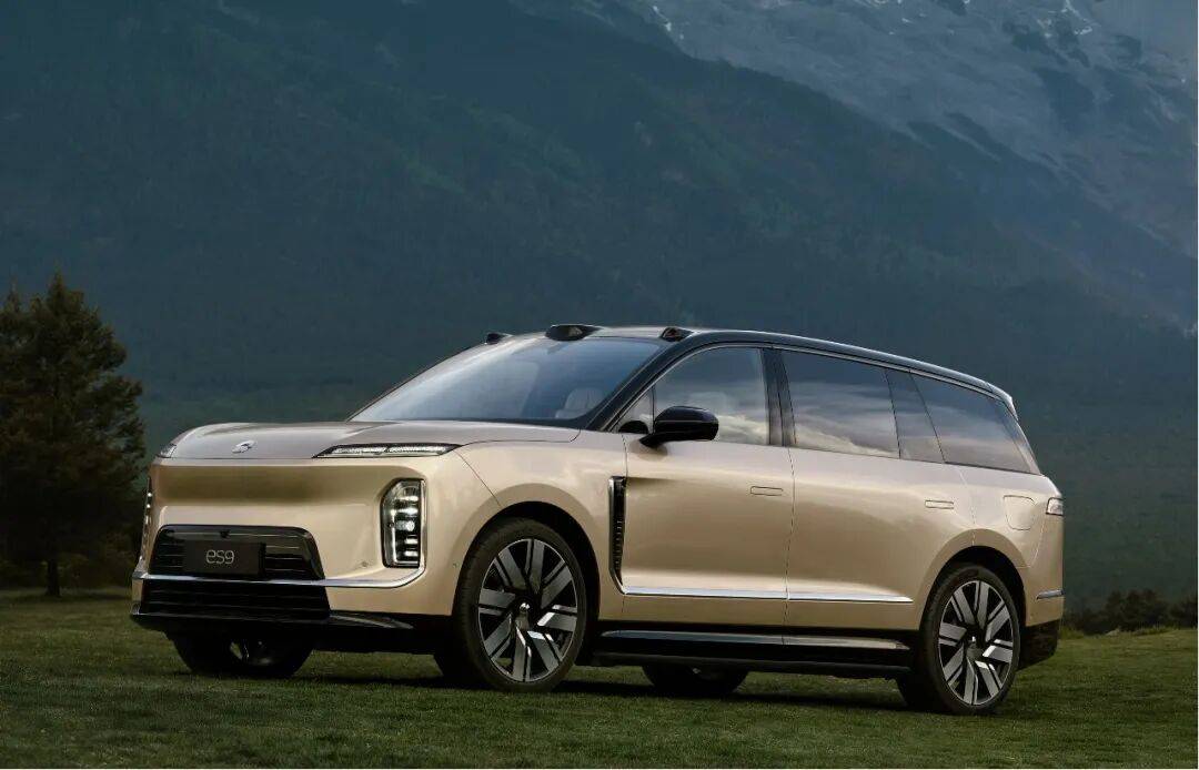 “9系”巅峰之战!蔚来ES9 VS 问界M9,谁能称王?